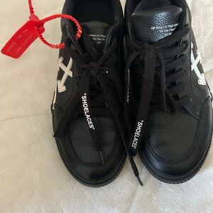 Off-White Volc Low Black and White Leather Sneakers